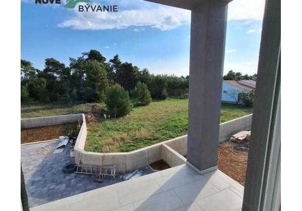 Vir: Moderný Apartmán s Výhľadom na More a Vlastným Parkovaním – Novostavba 2025!