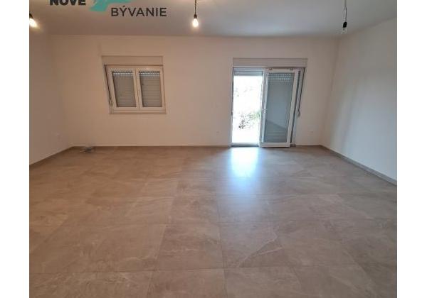 Vir: Moderný Apartmán s Výhľadom na More a Vlastným Parkovaním – Novostavba 2025!