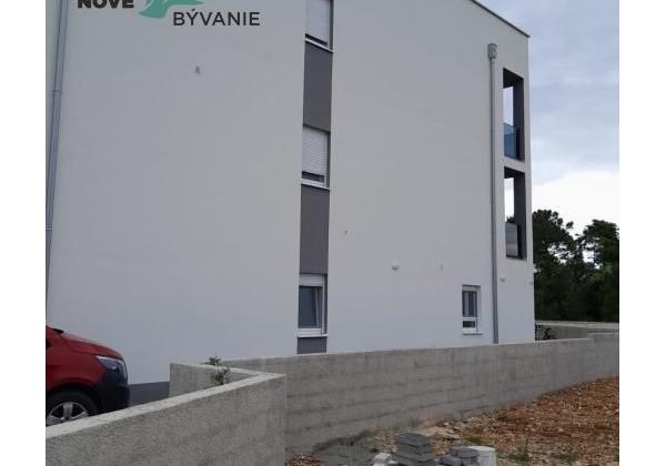 Vir: Moderný Apartmán s Výhľadom na More a Vlastným Parkovaním – Novostavba 2025!