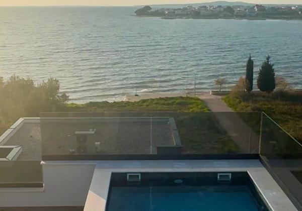 Apartmán s bazénom na strešnej terase a krásnym výhľadom na more len 60m od mora v Chorvátsku v Privlake