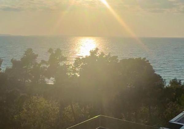 Apartmán s bazénom na strešnej terase a krásnym výhľadom na more len 60m od mora v Chorvátsku v Privlake