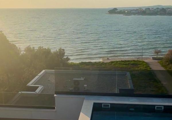 Apartmán s bazénom na strešnej terase a krásnym výhľadom na more len 60m od mora v Chorvátsku v Privlake