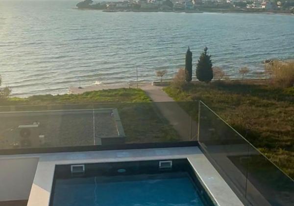 Apartmán s bazénom na strešnej terase a krásnym výhľadom na more len 60m od mora v Chorvátsku v Privlake