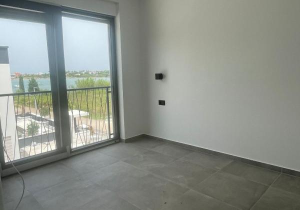 Apartmán s bazénom na strešnej terase a krásnym výhľadom na more len 60m od mora v Chorvátsku v Privlake