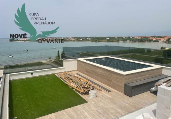 Apartmán s bazénom na strešnej terase a krásnym výhľadom na more len 60m od mora v Chorvátsku v Privlake