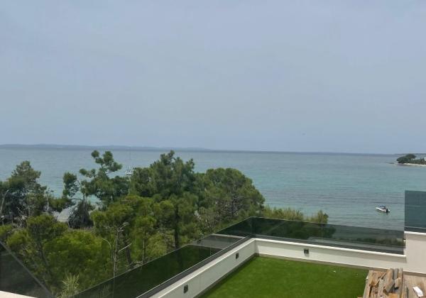 Apartmán s bazénom na strešnej terase a krásnym výhľadom na more len 60m od mora v Chorvátsku v Privlake