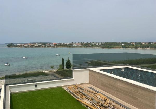 Apartmán s bazénom na strešnej terase a krásnym výhľadom na more len 60m od mora v Chorvátsku v Privlake