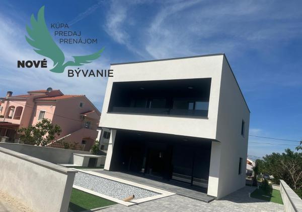 Novostavba domu s výhľadom na more a bazénom v Chorvátsku v Privlake