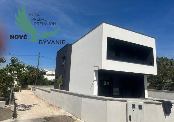 Novostavba domu s výhľadom na more a bazénom v Chorvátsku v Privlake