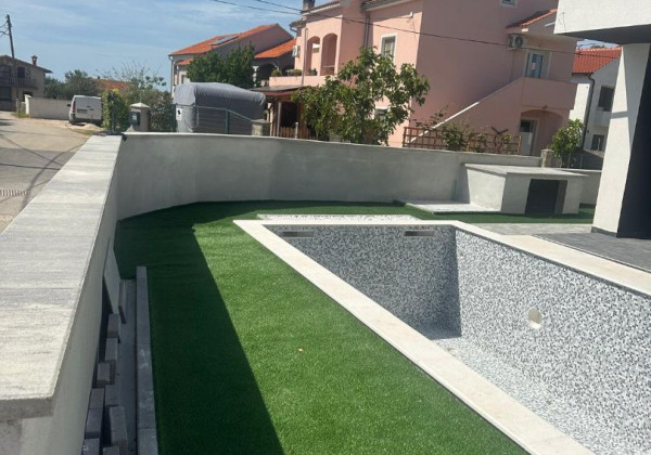 Novostavba domu s výhľadom na more a bazénom v Chorvátsku v Privlake