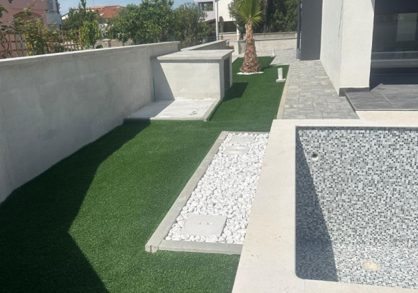 Novostavba domu s výhľadom na more a bazénom v Chorvátsku v Privlake