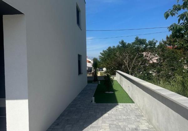 Novostavba domu s výhľadom na more a bazénom v Chorvátsku v Privlake