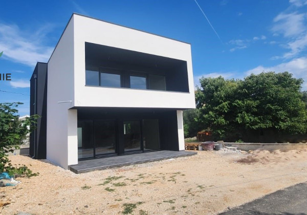 Novostavba domu s výhľadom na more a bazénom v Chorvátsku v Privlake