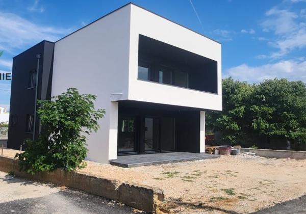 Novostavba domu s výhľadom na more a bazénom v Chorvátsku v Privlake