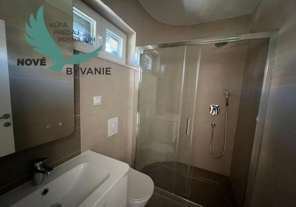 Chorvátsko- EXKLUZÍVNE Jedinečný Penhouse mezonet s výhľadom na more a súkromný chodník ku moru, ktoré je 50m