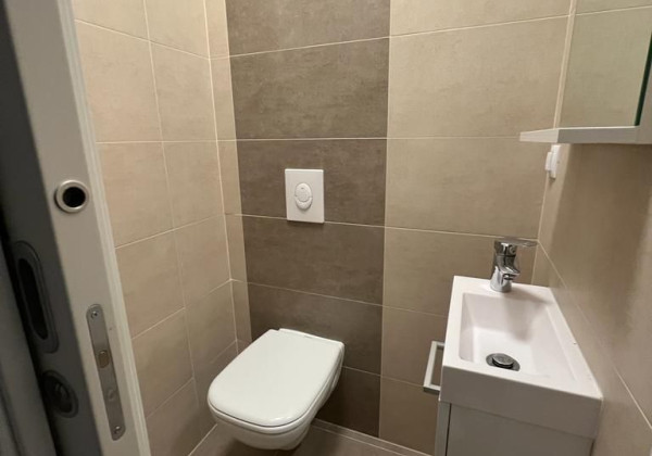 Chorvátsko- EXKLUZÍVNE Jedinečný Penhouse mezonet s výhľadom na more a súkromný chodník ku moru, ktoré je 50m