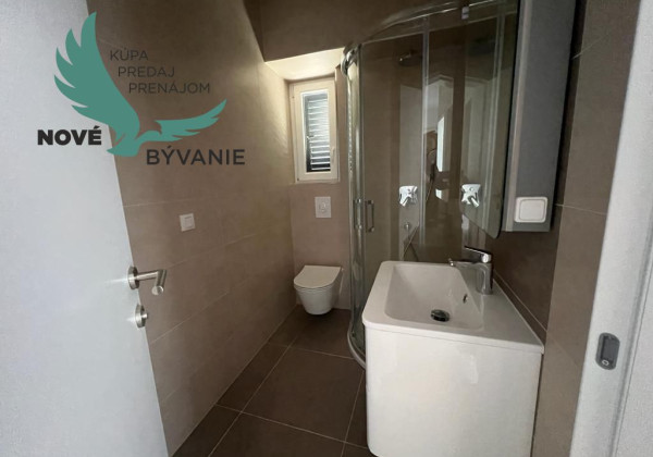 Chorvátsko- EXKLUZÍVNE Jedinečný Penhouse mezonet s výhľadom na more a súkromný chodník ku moru, ktoré je 50m