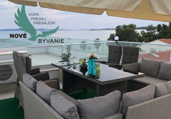 Na predaj apartmán so strešnou terasou len 80m od mora, výhľad na more Vir- Chorvátsko
