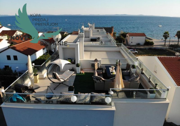 Na predaj apartmán so strešnou terasou len 80m od mora, výhľad na more Vir- Chorvátsko