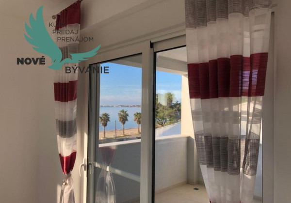 Na predaj apartmán so strešnou terasou len 80m od mora, výhľad na more Vir- Chorvátsko