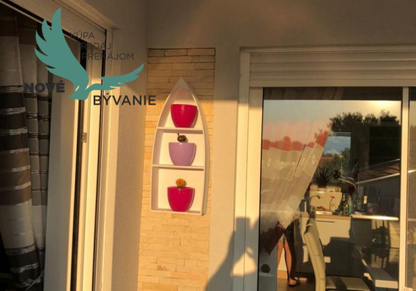 Na predaj apartmán so strešnou terasou len 80m od mora, výhľad na more Vir- Chorvátsko