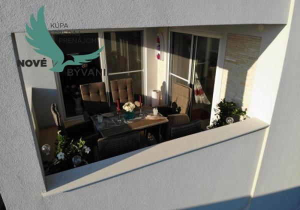 Na predaj apartmán so strešnou terasou len 80m od mora, výhľad na more Vir- Chorvátsko