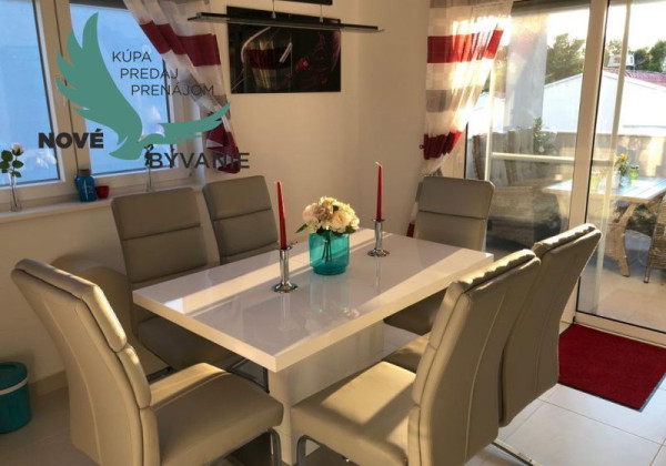 Na predaj apartmán so strešnou terasou len 80m od mora, výhľad na more Vir- Chorvátsko