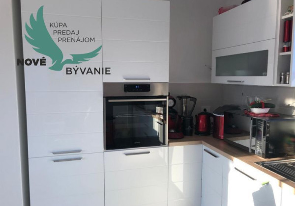 Na predaj apartmán so strešnou terasou len 80m od mora, výhľad na more Vir- Chorvátsko