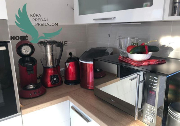 Na predaj apartmán so strešnou terasou len 80m od mora, výhľad na more Vir- Chorvátsko