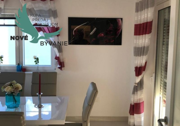 Na predaj apartmán so strešnou terasou len 80m od mora, výhľad na more Vir- Chorvátsko