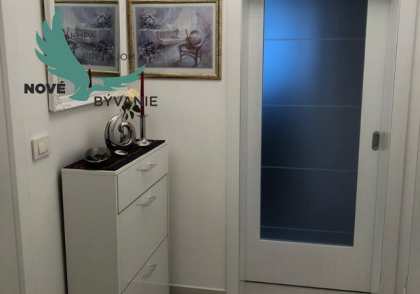 Na predaj apartmán so strešnou terasou len 80m od mora, výhľad na more Vir- Chorvátsko