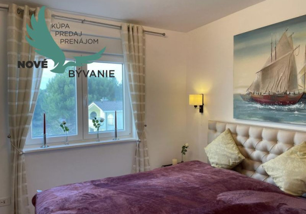 Na predaj apartmán so strešnou terasou len 80m od mora, výhľad na more Vir- Chorvátsko