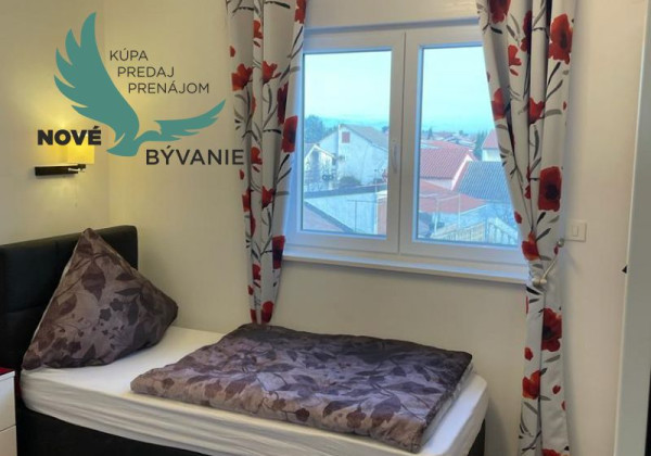 Na predaj apartmán so strešnou terasou len 80m od mora, výhľad na more Vir- Chorvátsko