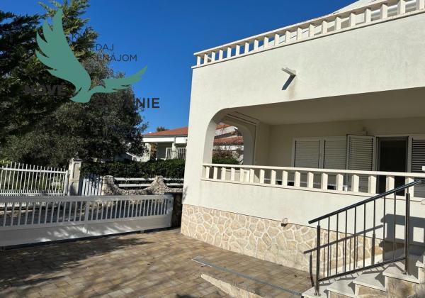 Dom 2x apartmán len 80m od mora s výhľadom na more v Chorvátsku na ostrove Vir