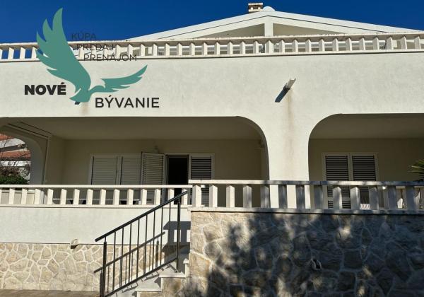 Dom 2x apartmán len 80m od mora s výhľadom na more v Chorvátsku na ostrove Vir