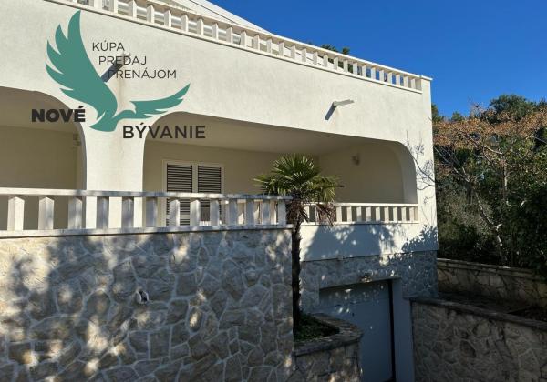 Dom 2x apartmán len 80m od mora s výhľadom na more v Chorvátsku na ostrove Vir