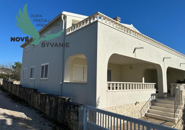 Dom 2x apartmán len 80m od mora s výhľadom na more v Chorvátsku na ostrove Vir