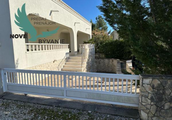 Dom 2x apartmán len 80m od mora s výhľadom na more v Chorvátsku na ostrove Vir