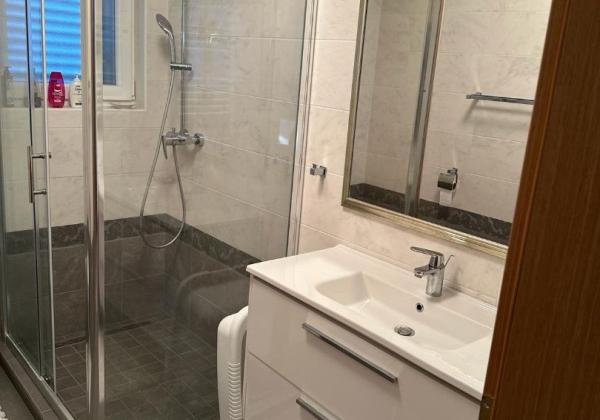 Dom 2x apartmán len 80m od mora s výhľadom na more v Chorvátsku na ostrove Vir