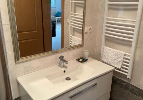 Dom 2x apartmán len 80m od mora s výhľadom na more v Chorvátsku na ostrove Vir