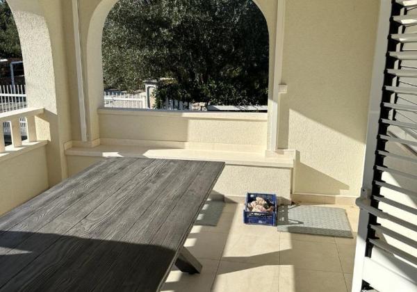 Dom 2x apartmán len 80m od mora s výhľadom na more v Chorvátsku na ostrove Vir