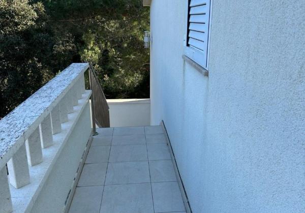 Dom 2x apartmán len 80m od mora s výhľadom na more v Chorvátsku na ostrove Vir