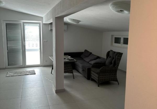 Dom 2x apartmán len 80m od mora s výhľadom na more v Chorvátsku na ostrove Vir