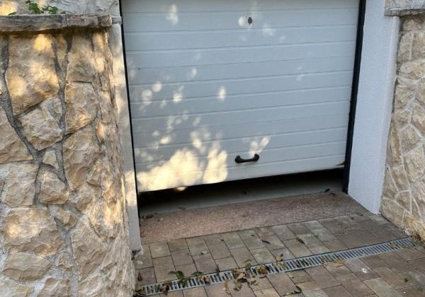 Dom 2x apartmán len 80m od mora s výhľadom na more v Chorvátsku na ostrove Vir