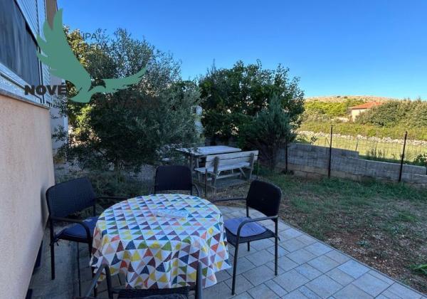 Chorvátsko - Na predaj apartmán so záhradou blízko mora