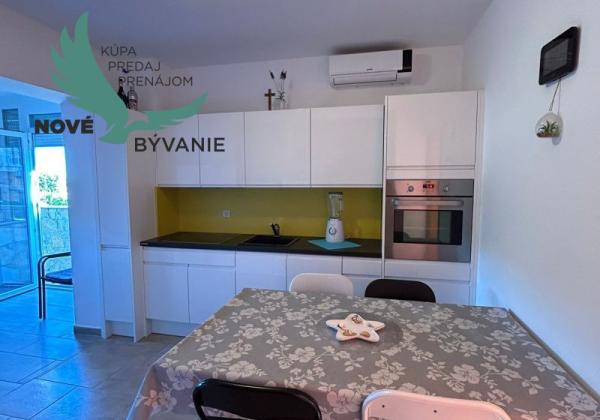 Chorvátsko - Na predaj apartmán so záhradou blízko mora