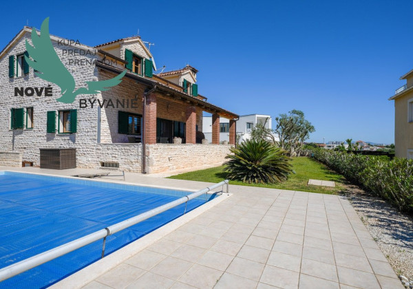 Exkluzívna kamenná vila s bazénom – Ideálna investícia do vášho oddychu!