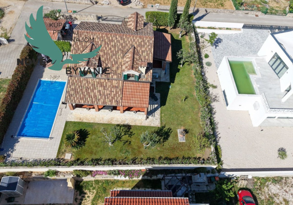 Exkluzívna kamenná vila s bazénom – Ideálna investícia do vášho oddychu!