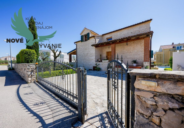 Exkluzívna kamenná vila s bazénom – Ideálna investícia do vášho oddychu!