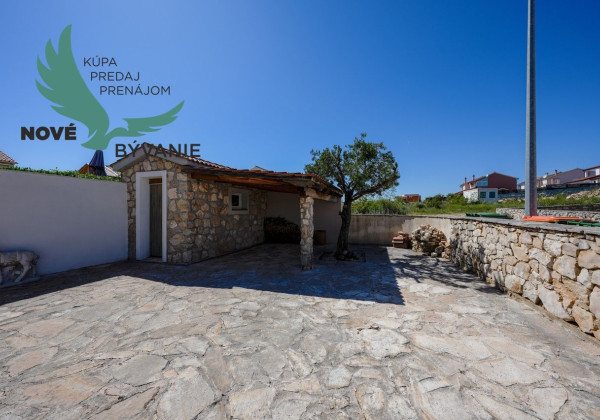 Exkluzívna kamenná vila s bazénom – Ideálna investícia do vášho oddychu!